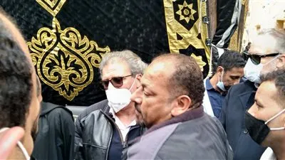 المخرج خالد يوسف يتلقى العزاء في شقيقه (صور)