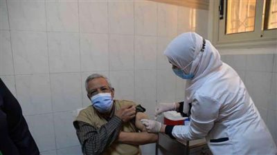 بدء تطعيم المواطنين بلقاح فيروس كورونا في محافظة قنا