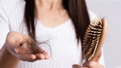 هاني الناظر يكشف علاقة المياه الغازية بمنع تساقط الشعر (فيديو)