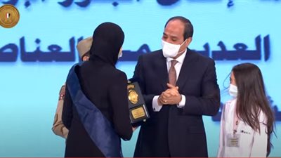 السيسي يكرم عدد من أسر شهداء ومصابي العمليات الحربية