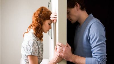 خبير تنمية بشرية: الطلاق بعد سنة يحدث نتيجة الخرس الزوجي (فيديو)