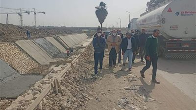 نائب محافظ الجيزة يتفقد المشروع القومي لتبطين الترع بأوسيم والزمر