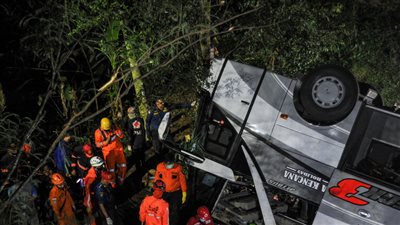 عشرات القتلى جراء سقوط حافلة تقل تلاميذ في واد بإندونيسيا