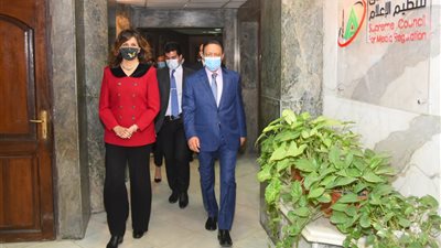 وزيرة الهجرة تشارك في جلسة حوار 