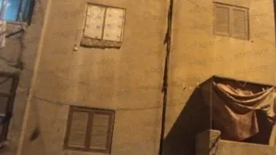  إخلاء عقارين من السكان بحي حلوان بسبب هبوط أرضي (صور)