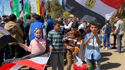 وزيرة الهجرة تزور الواحات البحرية للترويج لتمورها برفقة سيدات مصريات بالخارج