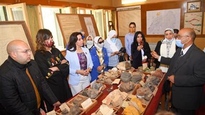 وزيرة الهجرة تستهل زيارة الواحات البحرية بجولة في  نادي مناجم الواحات (صور)