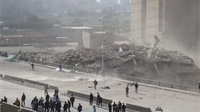 لحظة تفجير عقار الهرم المحترق (صور)