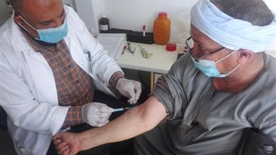 كشف وعلاج بالمجان.. قافلة طبية تفحص 1530 مواطنًا ببني سويف (صور)