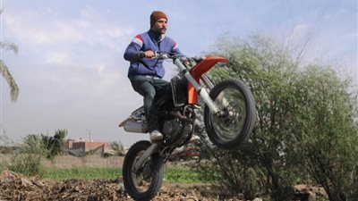 محمد إمام ينشر صورة جديدة له من كواليس مسلسله المرتقب 