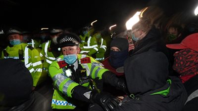 تظاهر العشرات من سكان لندن بعد اتهام ضابط شرطة بقتل امرأة