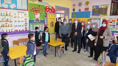 محافظ الإسماعيلية يتفقد سير العملية التعليمة بعد عودة الدراسة (صور)