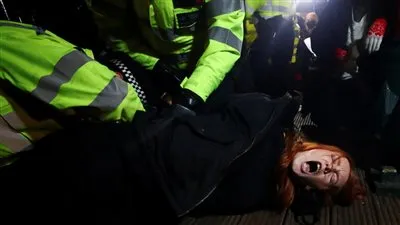 شرطة بريطانيا تواجه انتقادات واسعة لتفريق مظاهرة مناهضة للعنف ضد المرأة