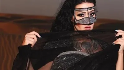 بإطلالة غريبة.. سمية الخشاب تخطف الأنظار في أحدث جلسة تصويرية لها