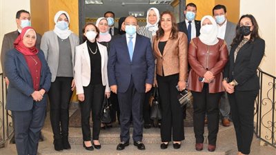 بمناسبة يوم المرأة المصرية.. وزير التنمية يكرم نائب محافظ الإسكندرية 