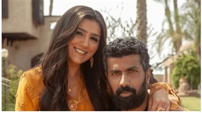 بهذه الطريقة.. محمد سامي يروج لدور زوجته مي عمر في 