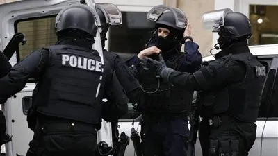 مجهول يطعن رجلاً بسكين أمام كنيسة بفرنسا