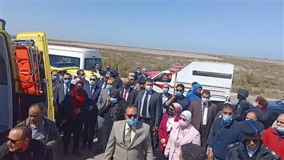 شاهد.. محافظ كفرالشيخ يوقف موكبه لنقل مصابين في حادث