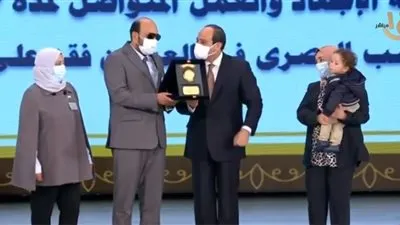 الطبيب الذي فقد بصره يكشف تفاصيل حواره مع الرئيس (فيديو)