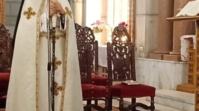 الأنبا باخوم يشارك بصلاة درب الصليب 