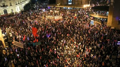 تظاهر آلاف الإسرائيليين ضد نتنياهو قبل الانتخابات