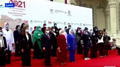 شاهد.. السيسي يلتقط صورة تذكارية مع الوزيرات والسيدات في احتفالية المرأة