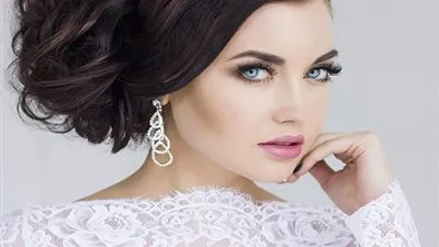 الحواجب الطبيعية وظلال العيون البرونزية أبرز صيحات مكياج عروس 2021