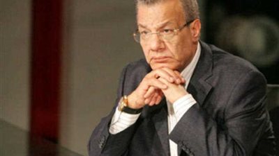 شاهد.. عادل حمودة عن سقوط بايدن على سلم الطائرة: 