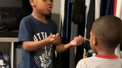 فيديو لطفل عمره 6 سنوات يشعل مواقع التواصل الاجتماعي