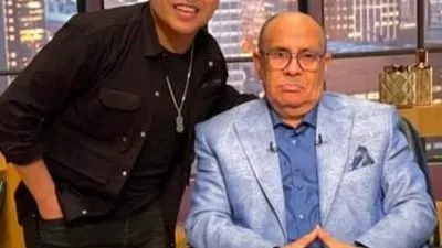 شاهد.. الشيخ مبروك عطية يثير الجدل بسبب صورته مع المغني عمرو كمال