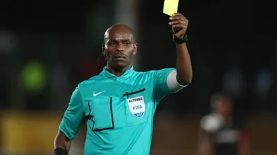 عاشق للبطاقات الملونة.. من هو الجنوب إفريقي 