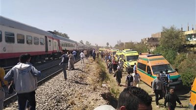 أعداد المصابين ومساعدات عاجلة.. تعرف على مستجدات حادث تصادم قطاري سوهاج