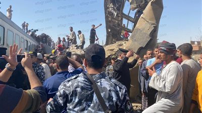 لحظة وصول النائب العام لمعاينة حادث قطارين سوهاج (فيديو)