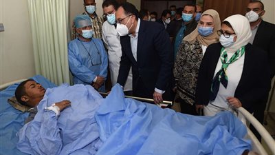 سنحاسب المقصرين والمخطئين.. رسائل رئيس الوزراء بشأن حادث قطاري سوهاج