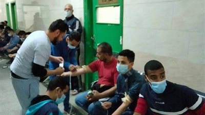 200 كيس دم.. أهالى سوهاج يتبرعون بدمائهم لمصابى حادث القطارين