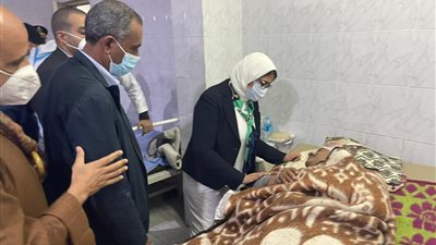 وزيرة الصحة تطمئن على حالة مصابي حادث قطاري سوهاج بمستشفى طهطا العام