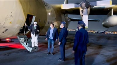 عاجل.. وزيرة الصحة تعود للقاهرة برفقة ٣ من مصابي حادث قطاري سوهاج (صور)