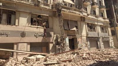 عاجل..  انهيار عقار سكني مكون من 10 طوابق بجسر السويس 