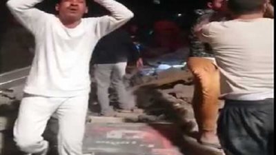 أهالي العقار المنهار في منطقة جسر السويس يستغيثون (فيديو)