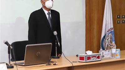 مجلس جامعة جنوب الوادي يقف دقيقة حدادا على أرواح ضحايا حادث قطاري سوهاج