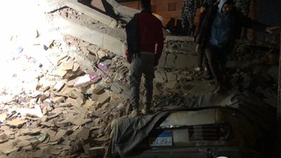 عقار جسر السويس انهار على سيارة كانت في الشارع.. شاهد ماذا فعل بها (صور)