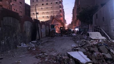 أوناش محافظة القاهرة ترفع أنقاض العقار المنهار بجسر السويس (صور)