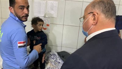 وجدوها في حضن أمها.. العناية الإلهية تنقذ طفلة رغم وفاة أسرتها في انهيار عقار جسر السويس