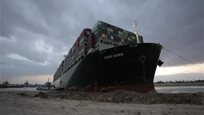 عاجل.. تحرك السفينة الجانحة بالقناة (صورة)