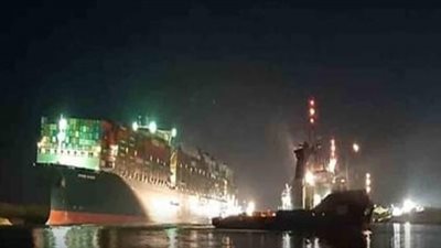 شاهد.. إطلاق الأبواق احتفالا بتحرير السفينة الجانحة