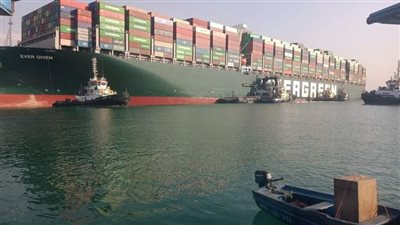 صور جديدة ترصد السفينة الجانحة في قناة السويس بعد التعويم (صور)