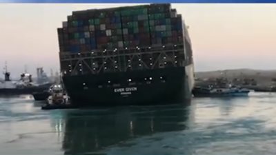 شاهد.. اللحظات الأولى لـ تعويم السفينة الجانحة بقناة السويس 