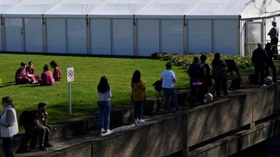 بريطانيا تركز على تطعيم جميع سكانها قبل مشاركة اللقاح مع الدول الأخرى