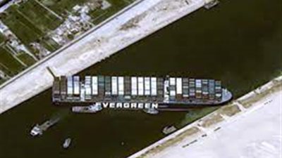 خبير اقتصادي يكشف تداعيات أزمة قناة السويس على العالم 