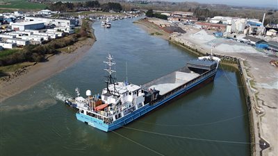 شاهد جنوح سفينة شحن في نهر 